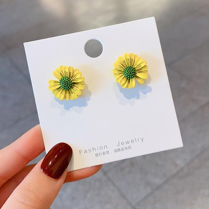 notched-daisy-stud-earrings-yellow