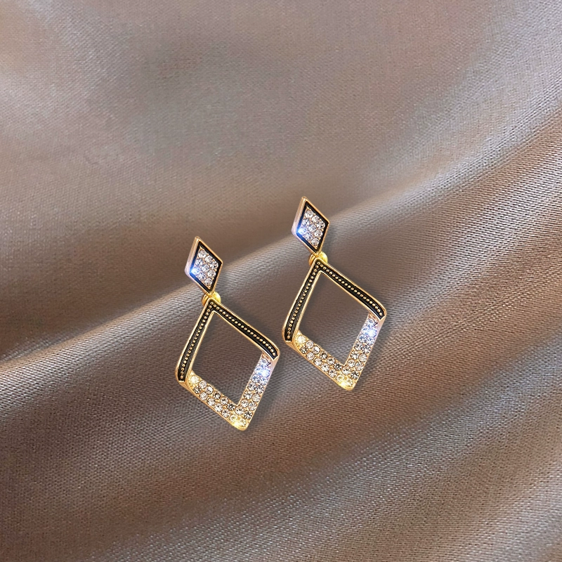 silver-diamond-stud-earrings