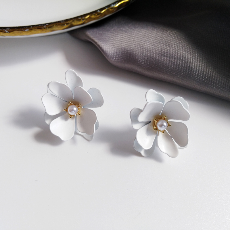 h1364-pair-of-white-earrings