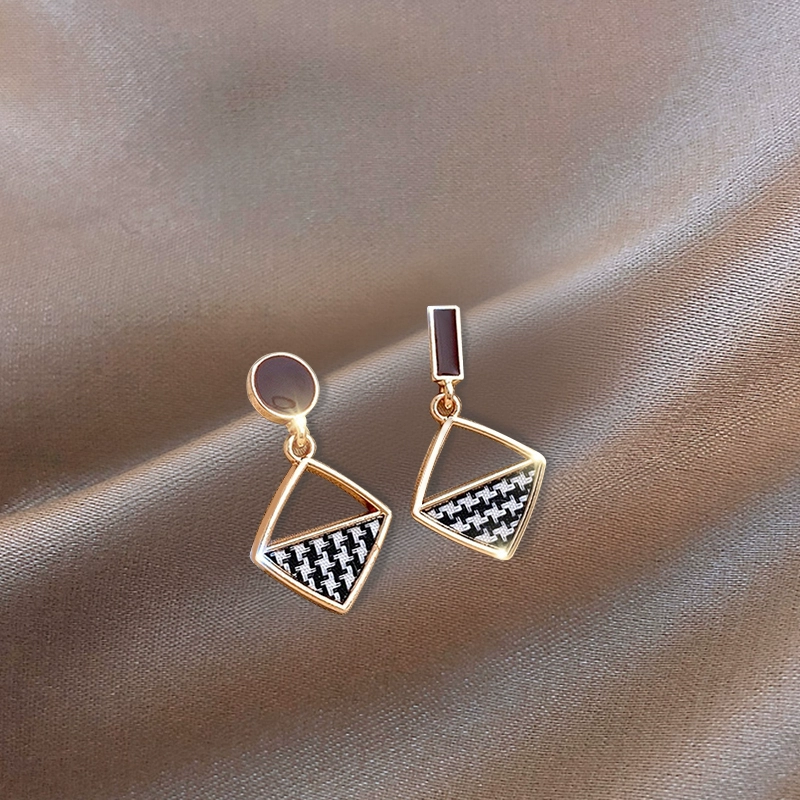 asymmetrical-stud-earrings-in-925-silver