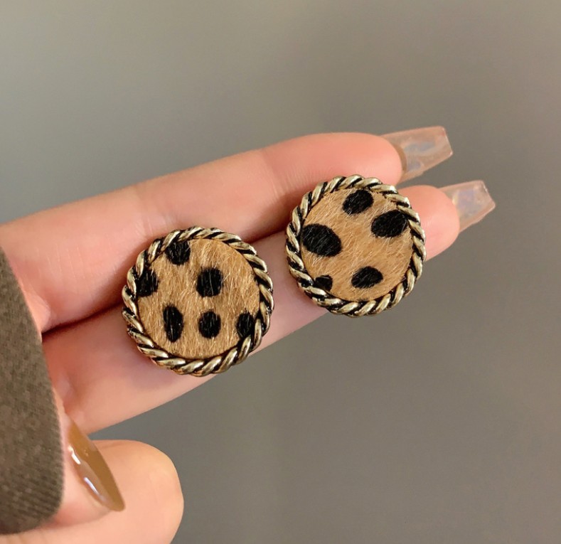 round-leopard-print-silver-earrings