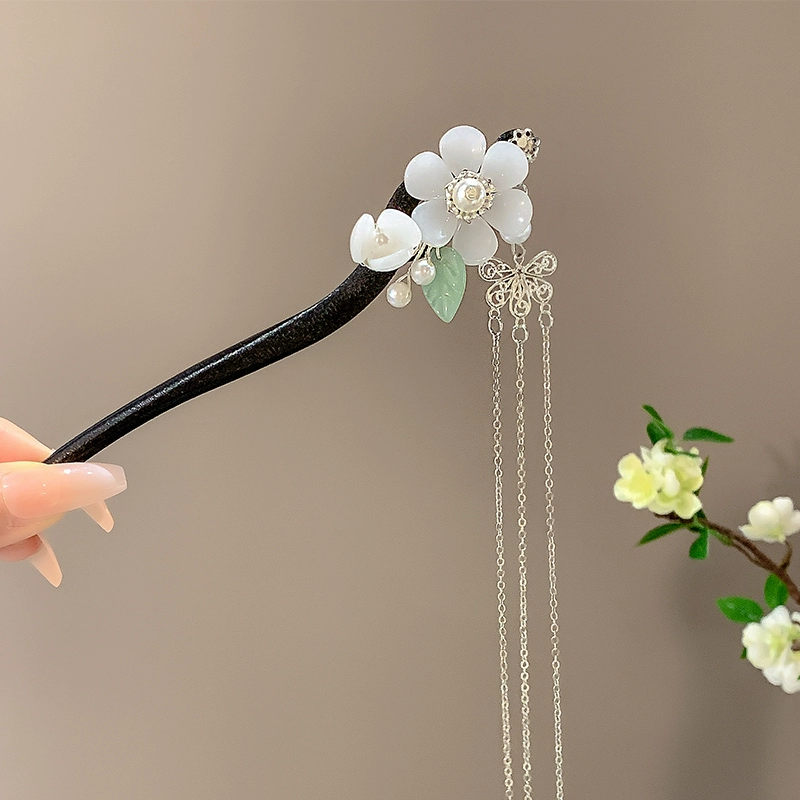 white-flower-tassel-hairpin