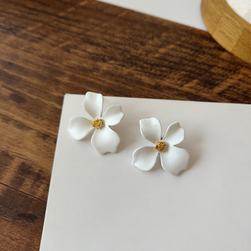 h3041-pair-of-white-flower-earrings